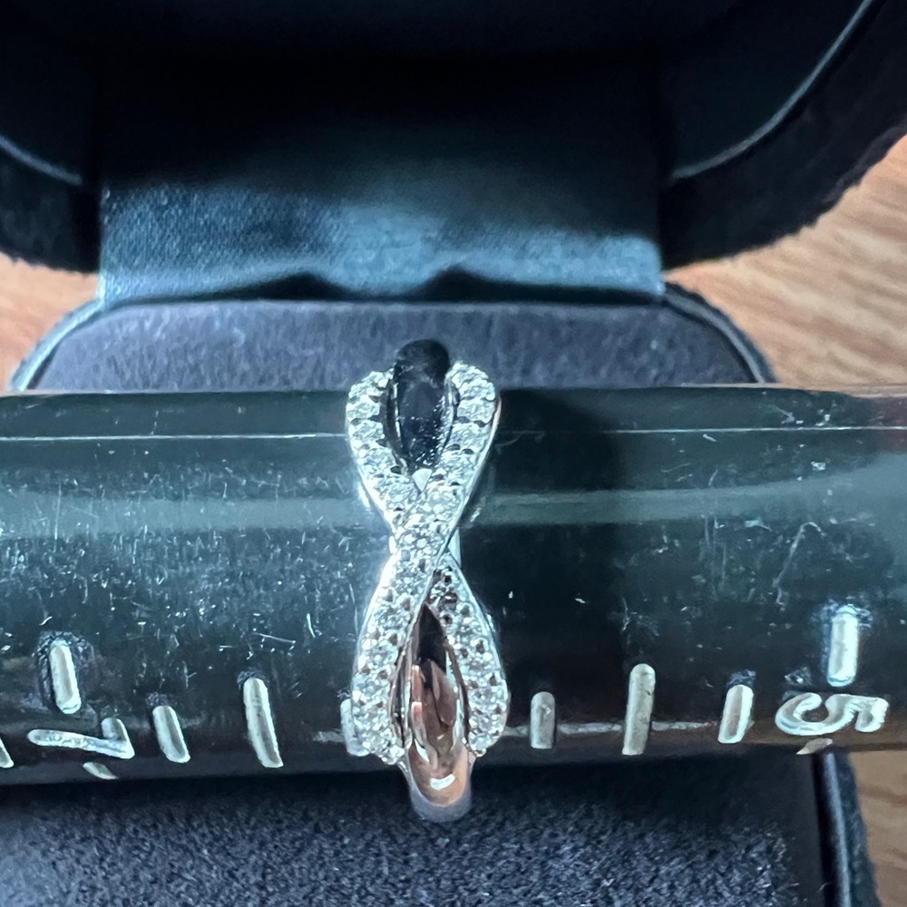 Beautiful white gold and diamond ring. Tiffany‎ and co - Picture 3 of 4
